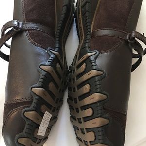 BROWN SKECHERS SIZE 8